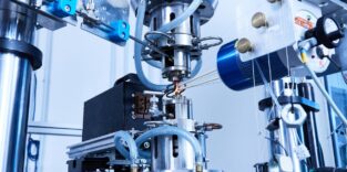 Gesamtansicht einer Prüfmaschine für thermomechanische Ermüdungstests im Labor des Fraunhofer IWM.
