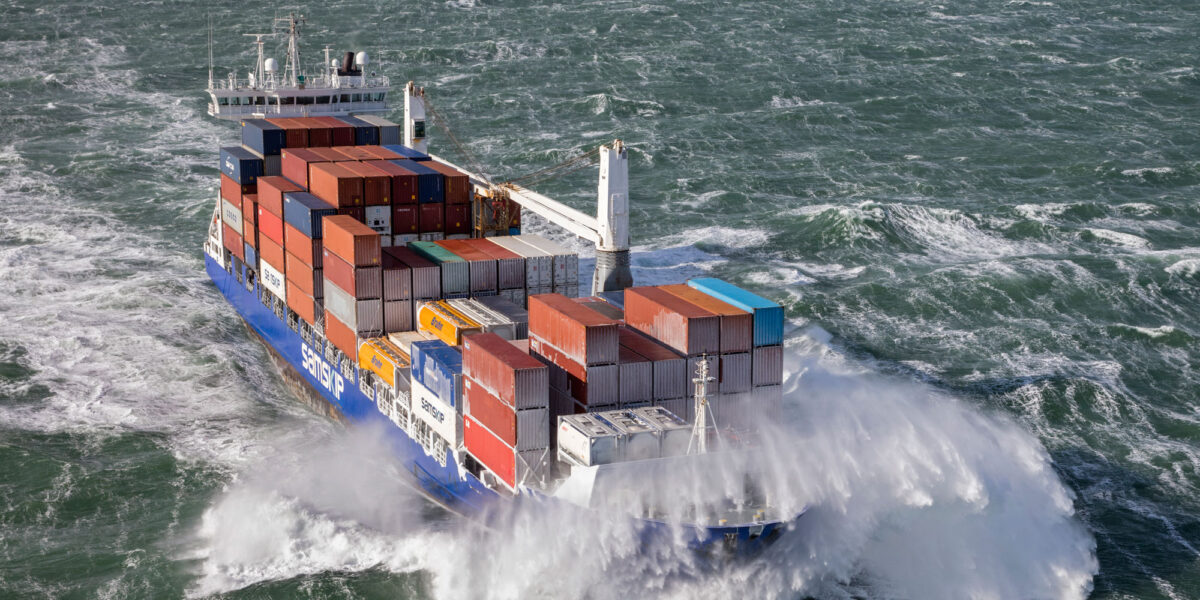 Die Helgafell von Samskip bei schwerer See
