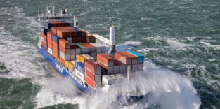 Die Helgafell von Samskip bei schwerer See