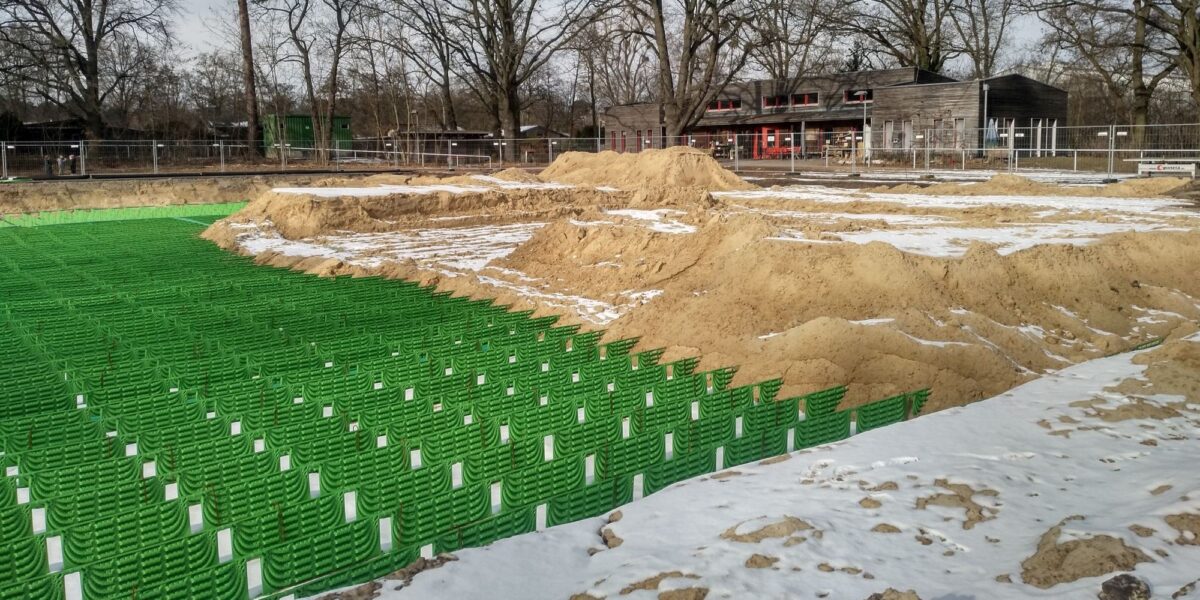 Fußballplatz als Baustelle, Umbau gegen Hitze.