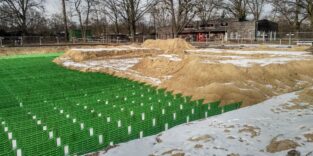 Fußballplatz als Baustelle, Umbau gegen Hitze.