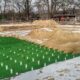 Fußballplatz als Baustelle, Umbau gegen Hitze.