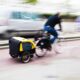 Mann fährt Fahrrad mit Anhänger
