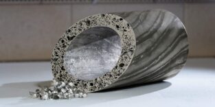 Röhrenförmiges Bauteil aus Aluminiumschaum, vorne angeschnitten