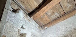 Bei der Untersuchung des Konstanzer Kellers wird die historische Deckenkonstruktion mit den wiederverwendeten Schiffsplanken dokumentiert