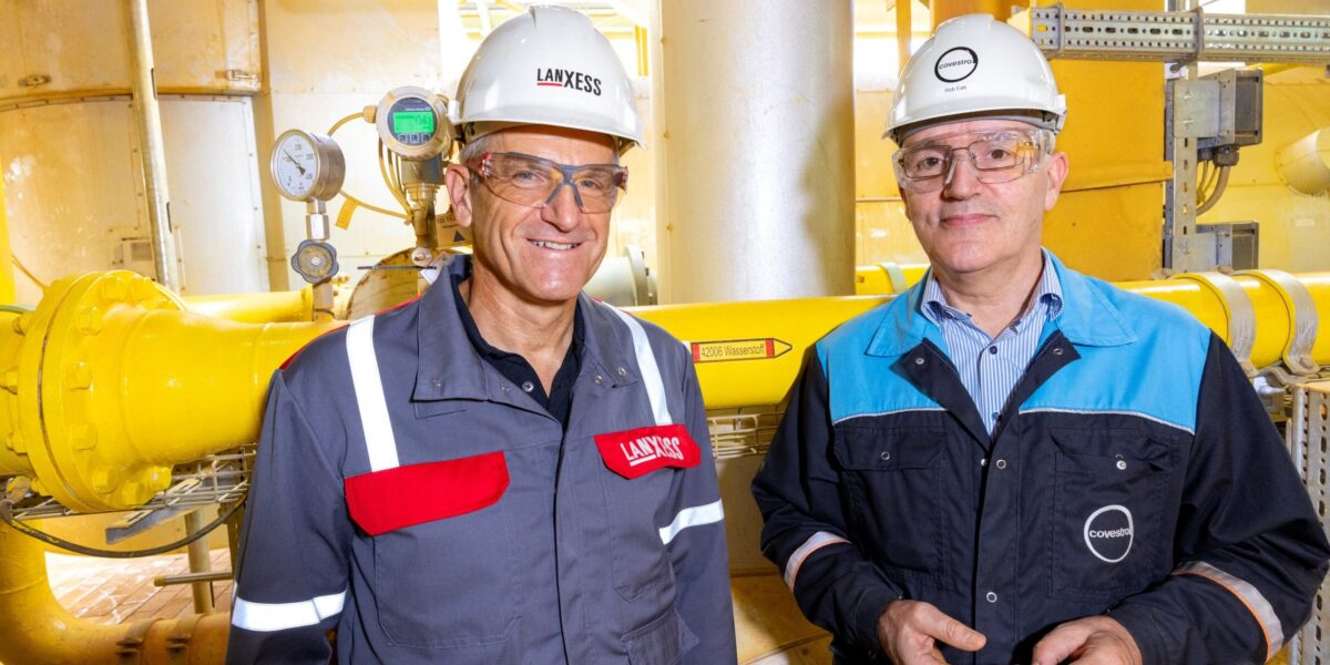 Zwei Chemieingenieure vor Pipeline