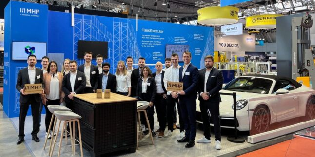 Team von MHP auf seinem Stand wärend der Messe Logimat