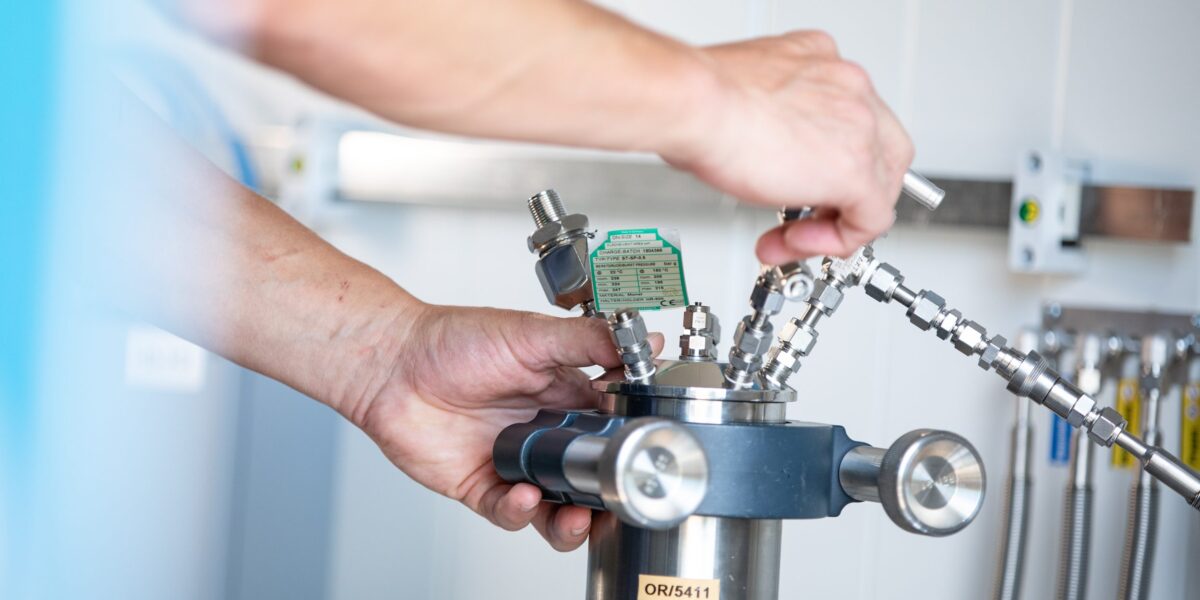 In einem Hochdruck-Prüfbehälter untersucht OPR Polymerwerkstoffe unter verschiedenen Gasatmosphären