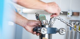 In einem Hochdruck-Prüfbehälter untersucht OPR Polymerwerkstoffe unter verschiedenen Gasatmosphären