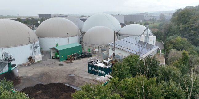 Luftaufnahme einer Biogasanlage mit mehreren grauen Fermenterkuppeln