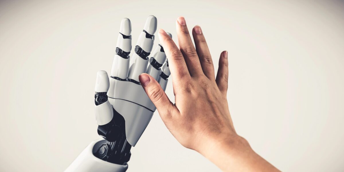 Menschliche und Roboterhand klatschen sich ab