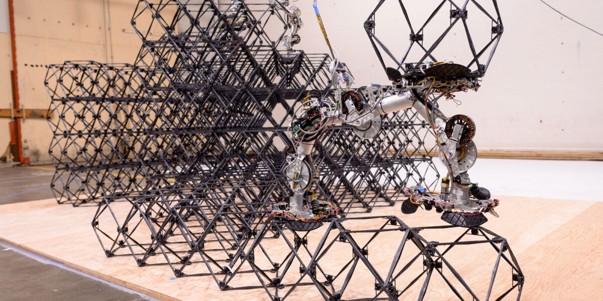 Ein SOLL-E-Roboter bewegt sich auf einer aus modularen Voxeln aufgebauten Gitterstruktur