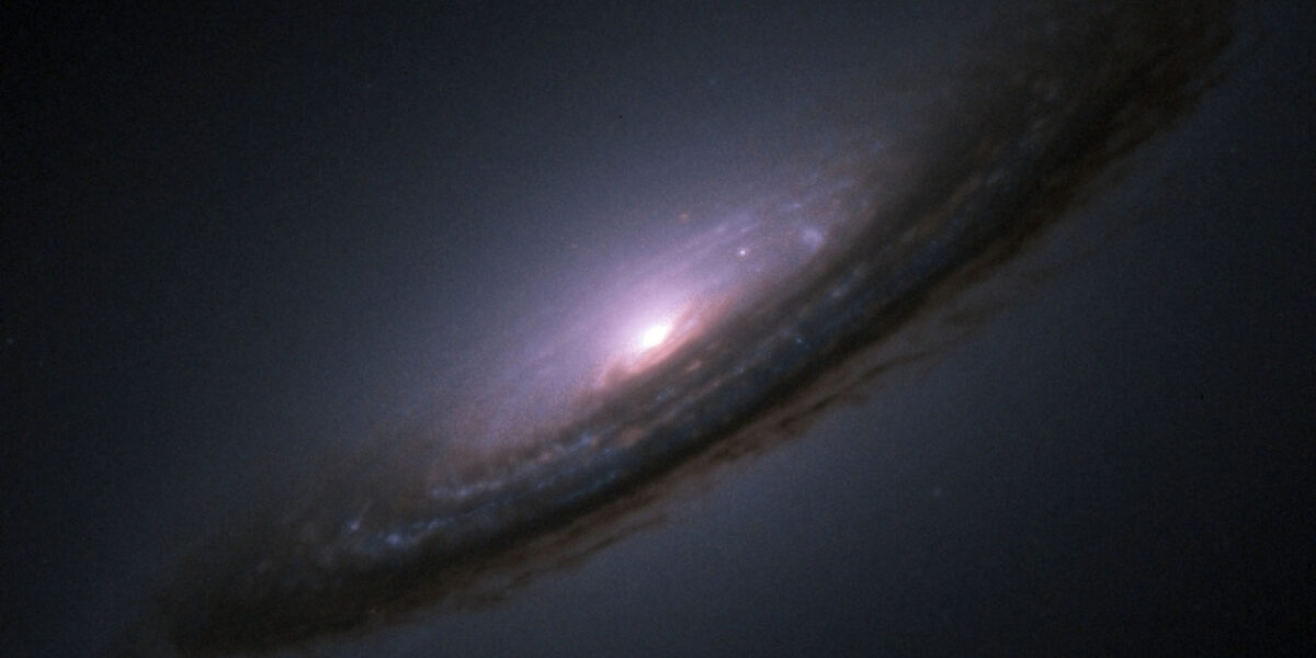 Die Typ-Ia-Supernova SN 1994D leuchtet am Rand der Galaxie NGC 4526