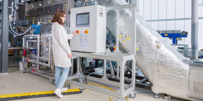 Frau bedient Industrietrockner
