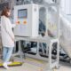 Frau bedient Industrietrockner