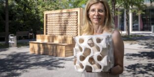 Milena Stavric vom Institut für Architektur und Medien der TU Graz mit einem kühlenden Keramikwürfel