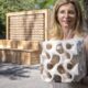 Milena Stavric vom Institut für Architektur und Medien der TU Graz mit einem kühlenden Keramikwürfel