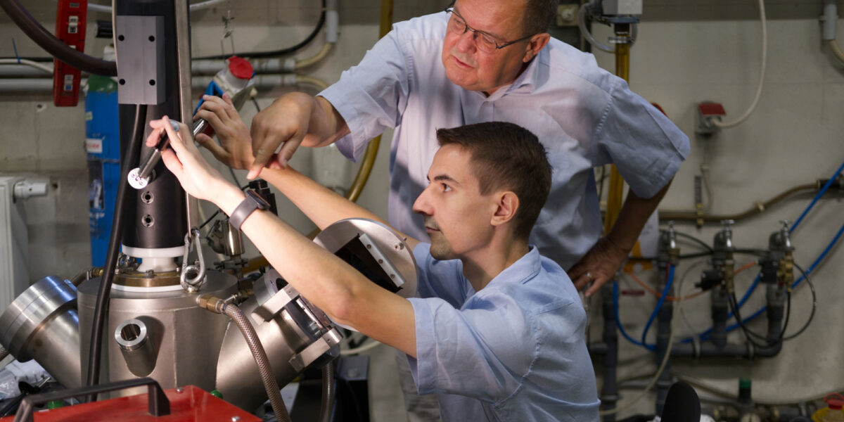 Materialforscher Ralf Busch (stehend) und sein Doktorand Lucas Eisenhut