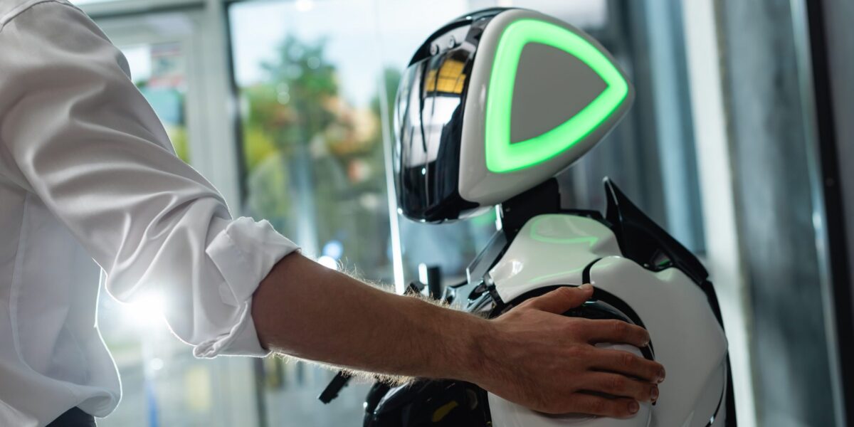 Mensch verabschiedet sich von Humanoidem Roboter