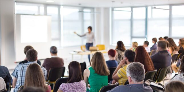 Redner,der einen Vortrag auf einer Business-Konferenz hält.