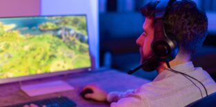 Mann spielt ein Spiel am Computer