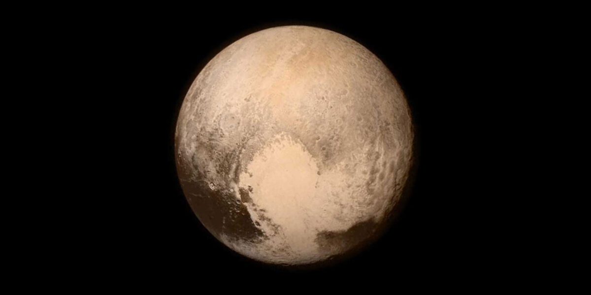 Plutos auffällige Herzstruktur, die Tombaugh Regio, aufgenommen von der NASA-Sonde New Horizons am 13. Juli 2015 aus rund 768.000 km Entfernung