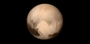Plutos auffällige Herzstruktur, die Tombaugh Regio, aufgenommen von der NASA-Sonde New Horizons am 13. Juli 2015 aus rund 768.000 km Entfernung