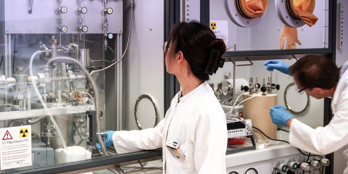 Das radiochemische Labor der Abteilung „Reaktiver Transport“ an der Forschungsstelle Leipzig führt Untersuchungen mit Radioisotopen durch. Hier ist ein Aufbau für Experimente mit dem Wasserstoffisotop Tritium zu sehen. Foto: Cornelius Fischer