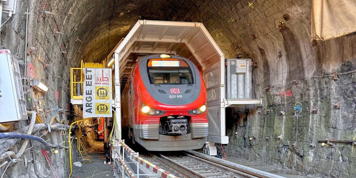 Durch das Tunnel-in-Tunnel-Verfahren können die Züge des Regional- und Fernverkehrs durch die Baustelle fahren.