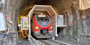 Durch das Tunnel-in-Tunnel-Verfahren können die Züge des Regional- und Fernverkehrs durch die Baustelle fahren.