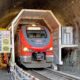 Durch das Tunnel-in-Tunnel-Verfahren können die Züge des Regional- und Fernverkehrs durch die Baustelle fahren.