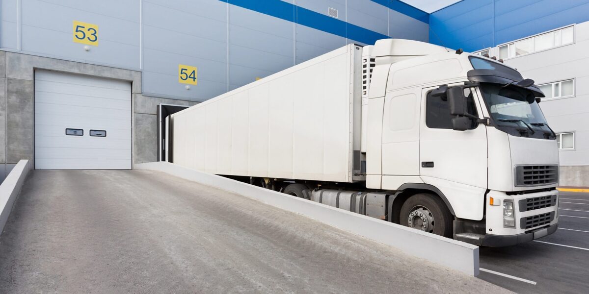 Ein Lkw an der Laderampe