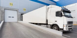 Ein Lkw an der Laderampe