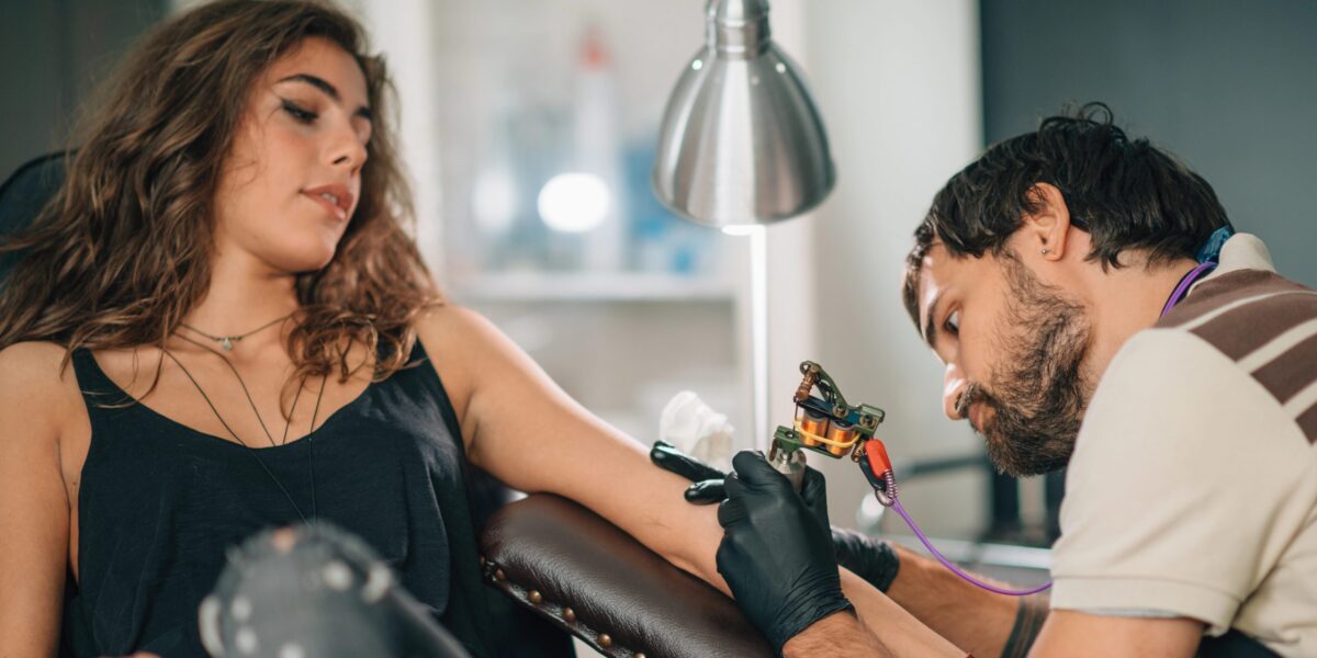 Eine Frau lässt sich tattoovieren