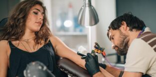 Eine Frau lässt sich tattoovieren