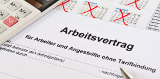 Ein Arbeitsvertrag und mehrfach durchgestrichene Kalendereinträge