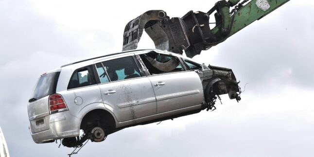 Maschine greift Auto zum Verschrotten