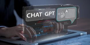 Mann am Laptop, arbeitet mit ChatGPT