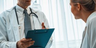 Arzt spricht mit Patientin