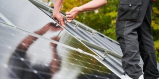 Handwerker montiert Photovoltaik-Module.