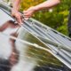 Handwerker montiert Photovoltaik-Module.