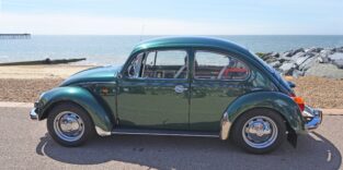 Volkswagen-Modell 1200 Käfer vor Meereslandschaft