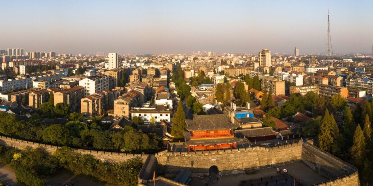 Panoramablick auf die historische Stadtmauer von Jingzhou