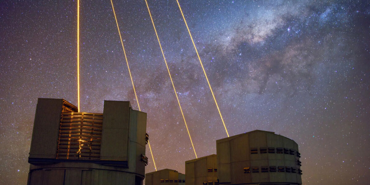 Das Very Large Telescope (VLT) der ESO vor dem Zentrum der Milchstraße