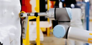 Roboterarm drückt Verkleidung in Autotür