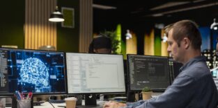 Ein Softwareingenieur bei der Arbeit