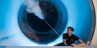 Sebastian Schubert, Projektingenieur an der Technischen Universität Dresden, nutzt Nebelfluid in einem Niedergeschwindigkeitswindkanal, um Luftströmungen sichtbar zu machen.