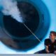 Sebastian Schubert, Projektingenieur an der Technischen Universität Dresden, nutzt Nebelfluid in einem Niedergeschwindigkeitswindkanal, um Luftströmungen sichtbar zu machen.