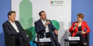 Drei Menschen bei einer Podiumsdiskussion.