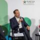 Drei Menschen bei einer Podiumsdiskussion.
